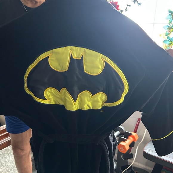 MENS BATMAN PLUSH ROBE IN BLACK / BRIGHT YELLOW TRIM /LOGO - Picture 3 of 6